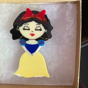 NIB ~ RARE ~ SNOW WHITE BROOCH ~ DAISY JEAN FLORAL